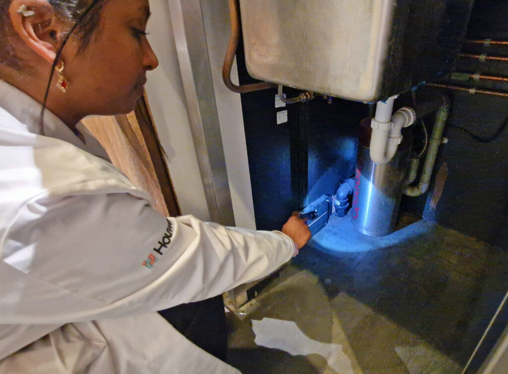 Inspecteur met zaklampje